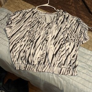 Open shoulder Jennifer Lopez shirt